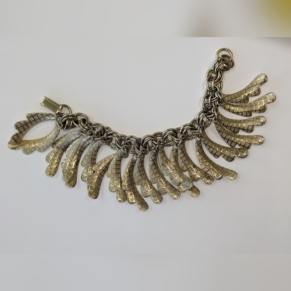 VTG TEXTURED/SMOOTH GOLD TONE DANGLE CHARM BRACELET - Picture 5 of 8